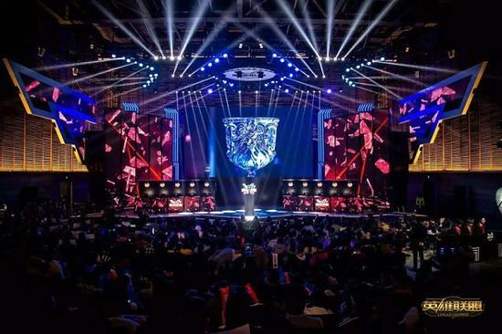 时所展现出 时所展现出